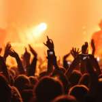 Ugrožena bezbednost na koncertima i muzičkim festivalima: 5 saveta za roditelje i decu Ugrožena bezbednost na koncertima i muzičkim festivalima: 5 saveta za roditelje i decu