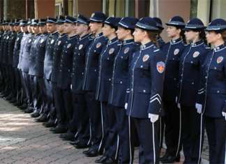 Policija Srbije bogatija za 61 diplomca Kriminalističko-policijske akademije Ministar Stefanović je uručio rešenje o prijemu u radni odnos 61-om diplomcu Kriminalističko-policijske akademije