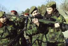 Dama sa dve uniforme: Doktorka i oficir