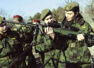 Dama sa dve uniforme: Doktorka i oficir