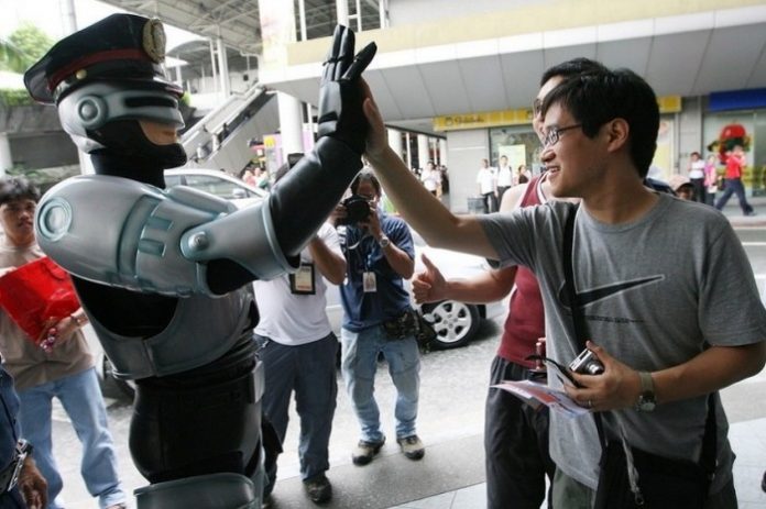 Roboti menjaju policajce? Patroliraju ulicama Dubaija