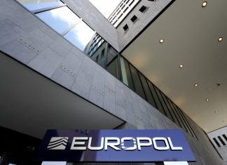 KRIJUMČARENO 300 MIGRANATA MESEČNO: U akciji EUROPOLA uhapšena organizovana kriminalna grupa na Balkanu KRIJUMČARENO 300 MIGRANATA MESEČNO: U akciji EUROPOLA uhapšena organizovana kriminalna grupa na Balkanu