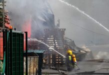 Lokalizovan požar u Zemunu, povređena četiri vatrogasca