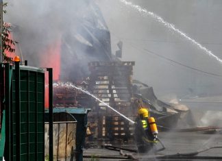 Lokalizovan požar u Zemunu, povređena četiri vatrogasca Lokalizovan požar u Zemunu, povređena četiri vatrogasca