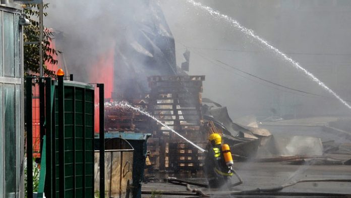 Lokalizovan požar u Zemunu, povređena četiri vatrogasca