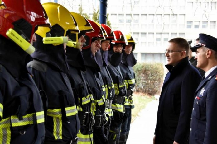 Stefanović obišao polaznike 3. klase osnovne obuke pripadnika vatrogasno-spasilačkih jedinica