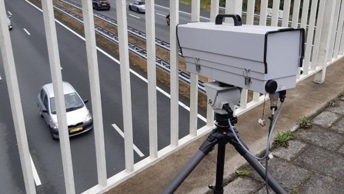 na-nemacke-puteve-stizu-kamere-koje-snimaju-upotrebu-mobilnog-telefona-u-voznji