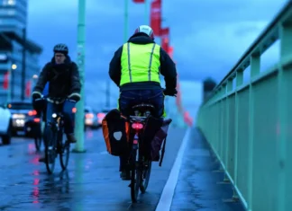 Vidljivo za golo oko, ali ne i za sistem: FLUORESCENTNA ODEĆA „NEVIDLJIVA“ ZA TEHNOLOGIJU AUTOMATSKOG KOČENJA Vidljivo za golo oko, ali ne i za sistem: FLUORESCENTNA ODEĆA "NEVIDLJIVA" ZA TEHNOLOGIJU AUTOMATSKOG KOČENJA