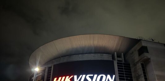 Najveći zakrivljeni LED ekran na Beogradskoj Areni: Tehnološka Inovacija koja postavlja nove standarde uz Hikvision i Antenall