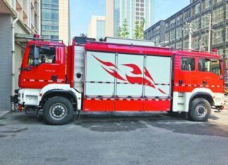 Dvoglavi vatrogasni kamion za hitne intervencije u visokorizičnim uslovima Dvoglavi vatrogasni kamion za hitne intervencije u visokorizičnim uslovima