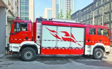 Dvoglavi vatrogasni kamion za hitne intervencije u visokorizičnim uslovima Dvoglavi vatrogasni kamion za hitne intervencije u visokorizičnim uslovima