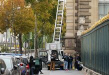 Spektakularna pljačka Luvra u sred bela dana: Ozbiljni bezbednosni propusti u najposećenijem muzeju na svetu! Spektakularna pljačka Luvra u sred bela dana: Ozbiljni bezbednosni propusti u najposećenijem muzeju na svetu!