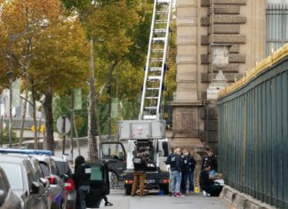 Spektakularna pljačka Luvra u sred bela dana: Ozbiljni bezbednosni propusti u najposećenijem muzeju na svetu! Spektakularna pljačka Luvra u sred bela dana: Ozbiljni bezbednosni propusti u najposećenijem muzeju na svetu!