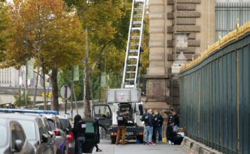 Spektakularna pljačka Luvra u sred bela dana: Ozbiljni bezbednosni propusti u najposećenijem muzeju na svetu! Spektakularna pljačka Luvra u sred bela dana: Ozbiljni bezbednosni propusti u najposećenijem muzeju na svetu!