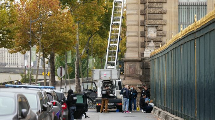 spektakularna-pljacka-luvra-u-sred-bela-dana-ozbiljni-bezbednosni-propusti-u-najposecenijem-muzeju-na-svetu Spektakularna pljačka Luvra u sred bela dana: Ozbiljni bezbednosni propusti u najposećenijem muzeju na svetu!