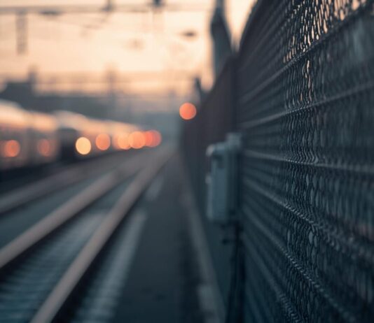 UGROŽENA BEZBEDNOST NA BRZOJ PRUZI: Da li je Srbiji potrebno obezbeđenje železničke infrastrukture? UGROŽENA BEZBEDNOST NA BRZOJ PRUZI: Da li je Srbiji potrebno obezbeđenje železničke infrastrukture?