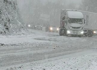 CRVENI METEO ALARM U SRBIJI: Sneg i ledena kiša otežavaju saobraćaj, kritične deonice pod pojačanim nadzorom CRVENI METEO ALARM U SRBIJI: Sneg i ledena kiša otežavaju saobraćaj, kritične deonice pod pojačanim nadzorom