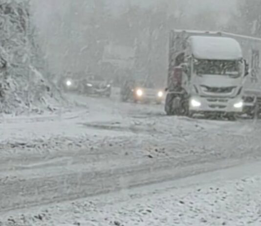 CRVENI METEO ALARM U SRBIJI: Sneg i ledena kiša otežavaju saobraćaj, kritične deonice pod pojačanim nadzorom CRVENI METEO ALARM U SRBIJI: Sneg i ledena kiša otežavaju saobraćaj, kritične deonice pod pojačanim nadzorom