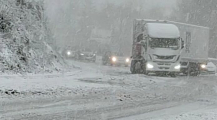 CRVENI METEO ALARM U SRBIJI: Sneg i ledena kiša otežavaju saobraćaj, kritične deonice pod pojačanim nadzorom CRVENI METEO ALARM U SRBIJI: Sneg i ledena kiša otežavaju saobraćaj, kritične deonice pod pojačanim nadzorom