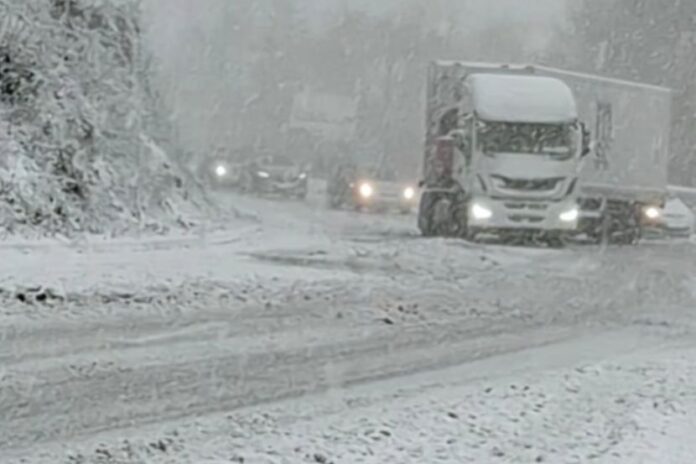 CRVENI METEO ALARM U SRBIJI: Sneg i ledena kiša otežavaju saobraćaj, kritične deonice pod pojačanim nadzorom