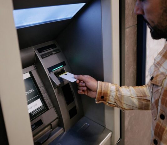 „Cash trapping“ – Novi metod krađe na bankomatima: Ako novac ne izađe, ne odlazite „Cash trapping“ - Novi metod krađe na bankomatima: Ako novac ne izađe, ne odlazite